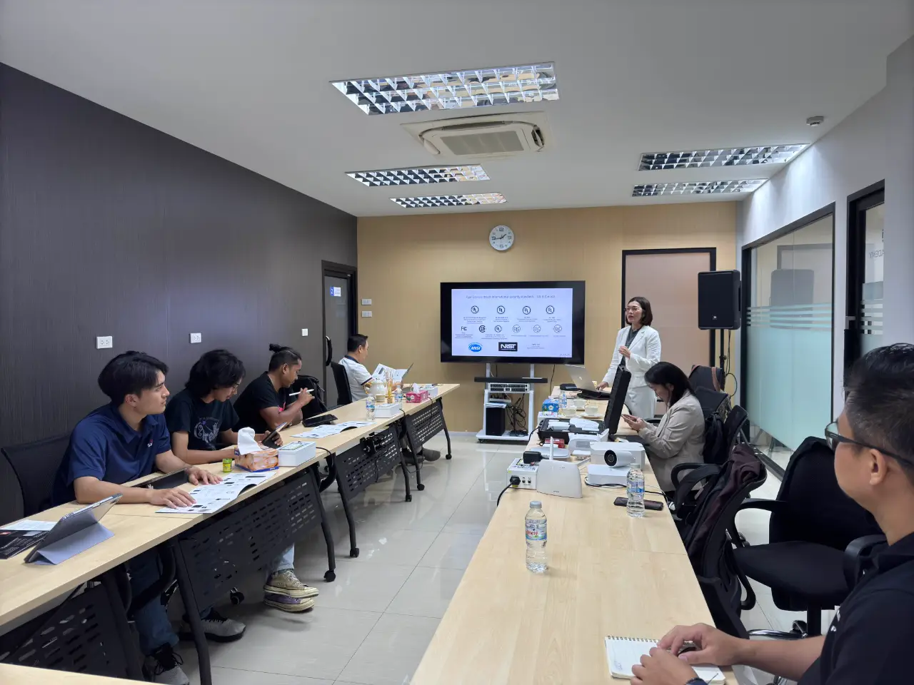 การนำเสนอเทคโนโลยีระบบความปลอดภัยอัจฉริยะและการจัดการอุปกรณ์ IoT อัตโนมัติ